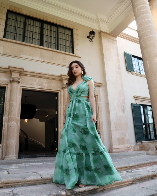 Auka Studio Aranza Dress, elegant sleeveless vestido with a flowing silhouette, shown in a natural fabric with a subtle pattern.