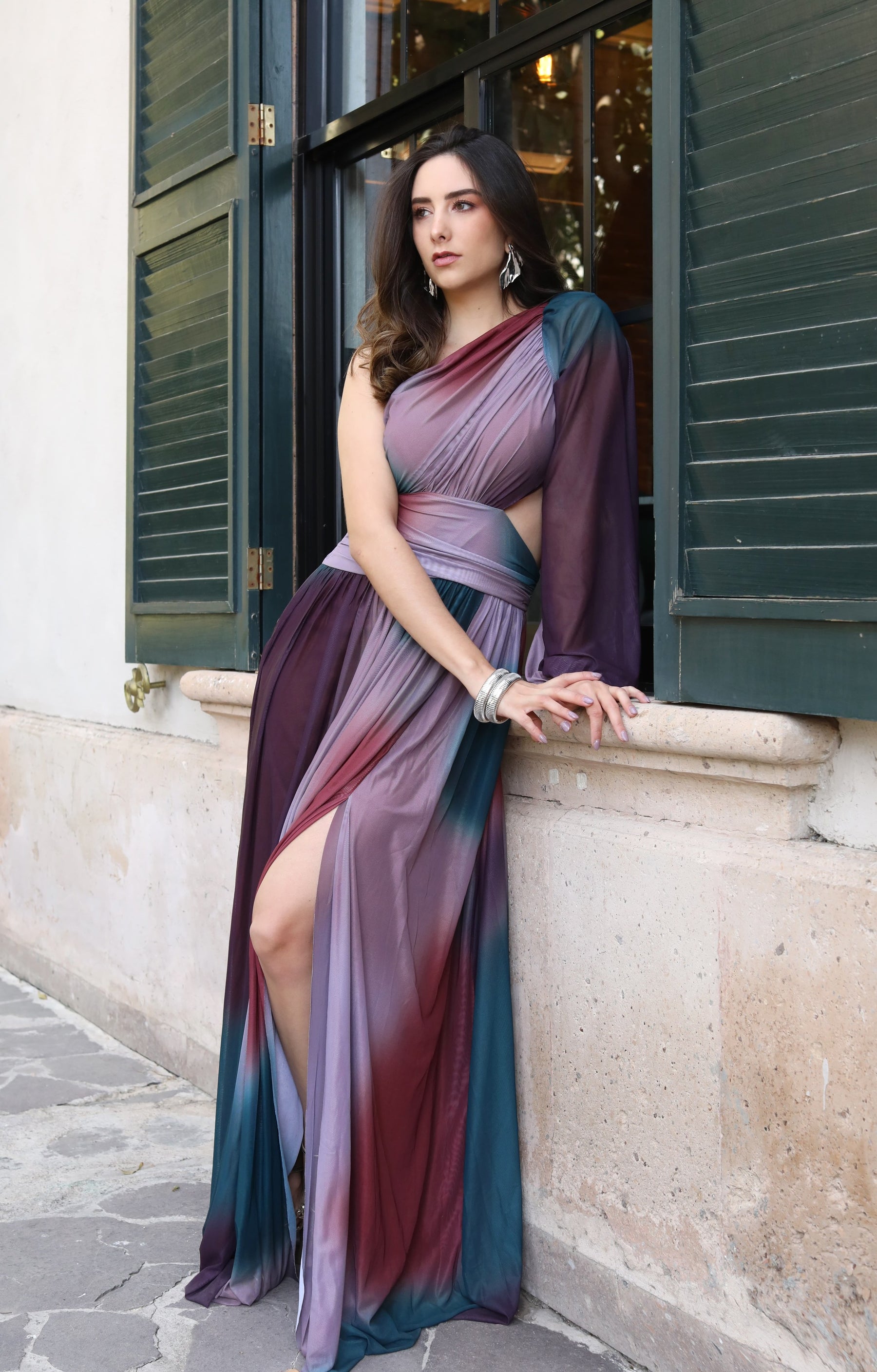 Auka Studio Romina Dress, elegant sleeveless vestido with a flowing silhouette and floral pattern, showcased on a model.