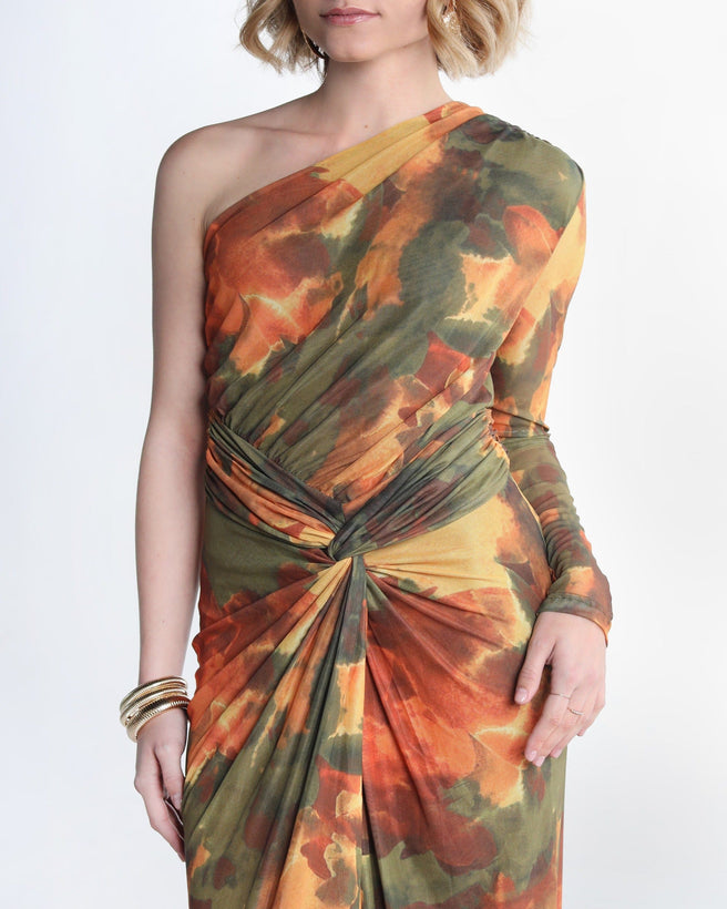 Aula Studio KENIA dress in olive green with a flowy, sleeveless design, showcased on a model.