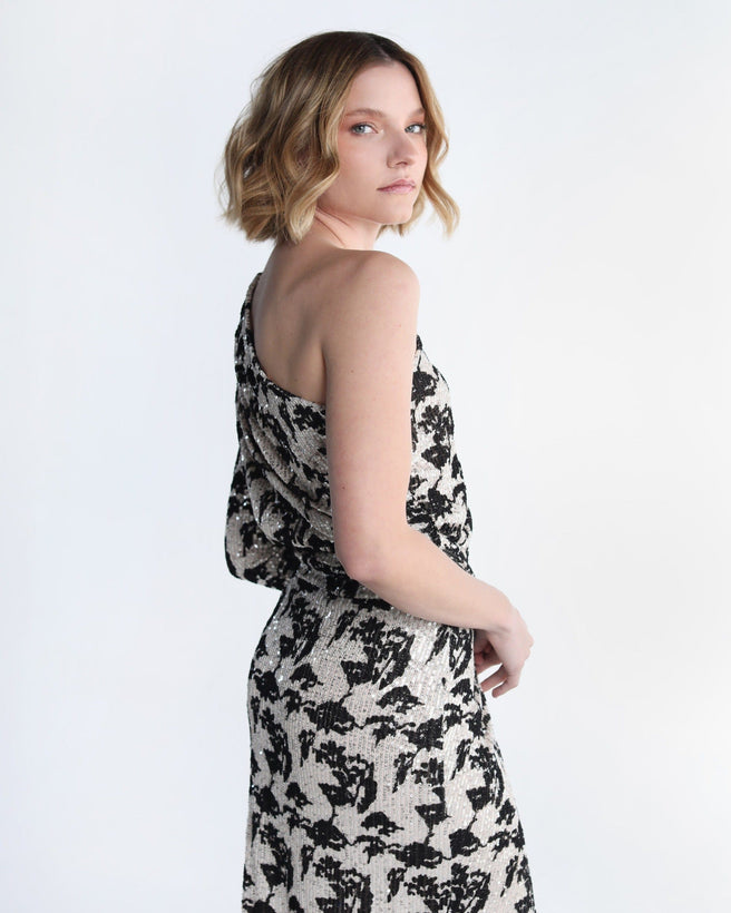 Aukastudio Coco Dress, stylish women's vestido with a flowy silhouette and intricate fabric details, shown in a natural pose.