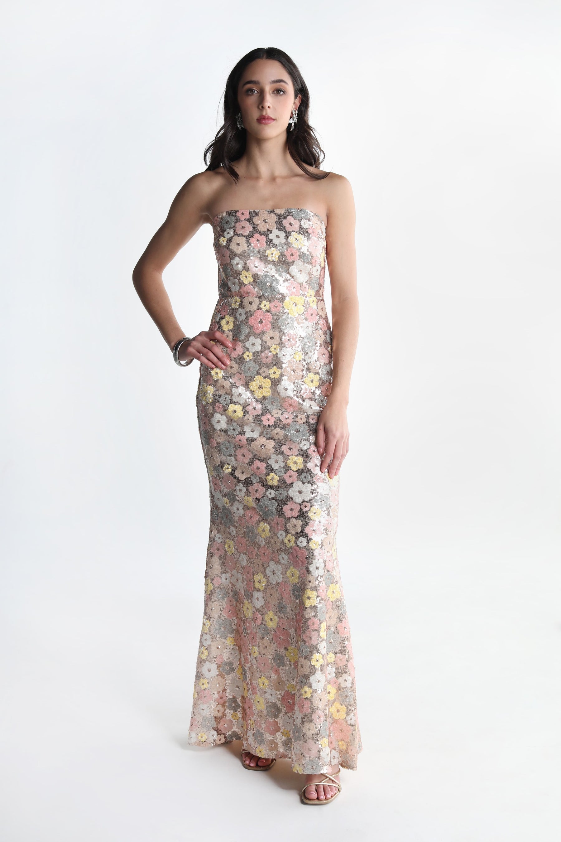 AUKA STUDIO LISAI dress, elegant sleeveless vestido with a fitted bodice and flowing skirt, displayed on a hanger.