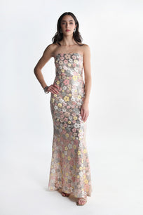 AUKA STUDIO LISAI dress, elegant sleeveless vestido with a fitted bodice and flowing skirt, displayed on a hanger.