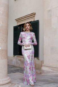 Auka Studio Nirvana Dress, elegant sleeveless vestido with flowing fabric and intricate design in soft pastel tones.