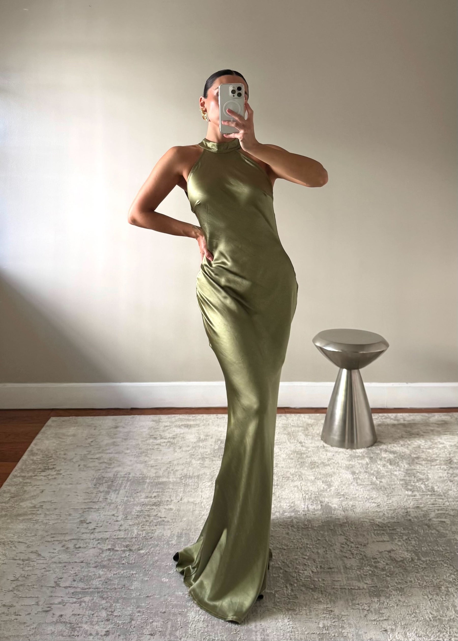 Auka Studio Kate Green Dress, sleeveless, knee-length vestidos with a fitted bodice and flowing skirt, styled for elegant wear.