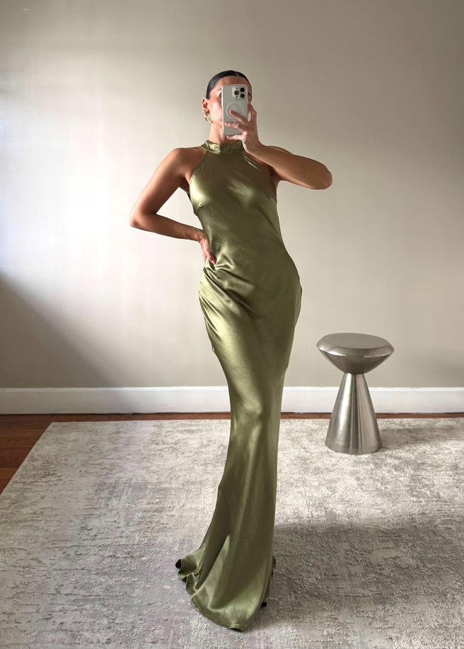 Auka Studio Kate Green Dress, sleeveless, knee-length vestidos with a fitted bodice and flowing skirt, styled for elegant wear.